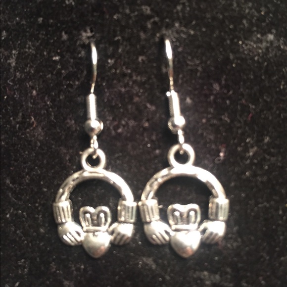 CLADDAGH🇪🇹BUY 1 GET 1 FREE EVERYTHING🇪🇹 Least expensive items are free. - Picture 3 of 4